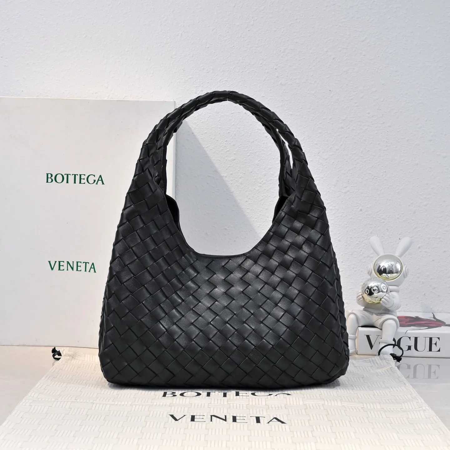 Batch 2160 new products are coming! BOTTEGA VENETA Bottega Veneta's 2025 new Campana shoulder bag is on the market~ First of all, I would like to praise the weight of this bag. As a not too small bag, it is very light for daily use. For people like me who need to carry a lot of belongings when going out, this advantage is great, and it greatly reduces the burden of traveling. 🛍️The shape is a bit like a combination of parachute and jodie. The blunt triangle shape is cute and honest. Carrying it on your back when going shopping is a good mood accelerator. The handles and body of the bag are both classic weaves. A tie is added to the original open design. If it is not tied up, the bag will look like a small vegetable basket when carried. Style number: 4249 Size: 33*20*16.5cm